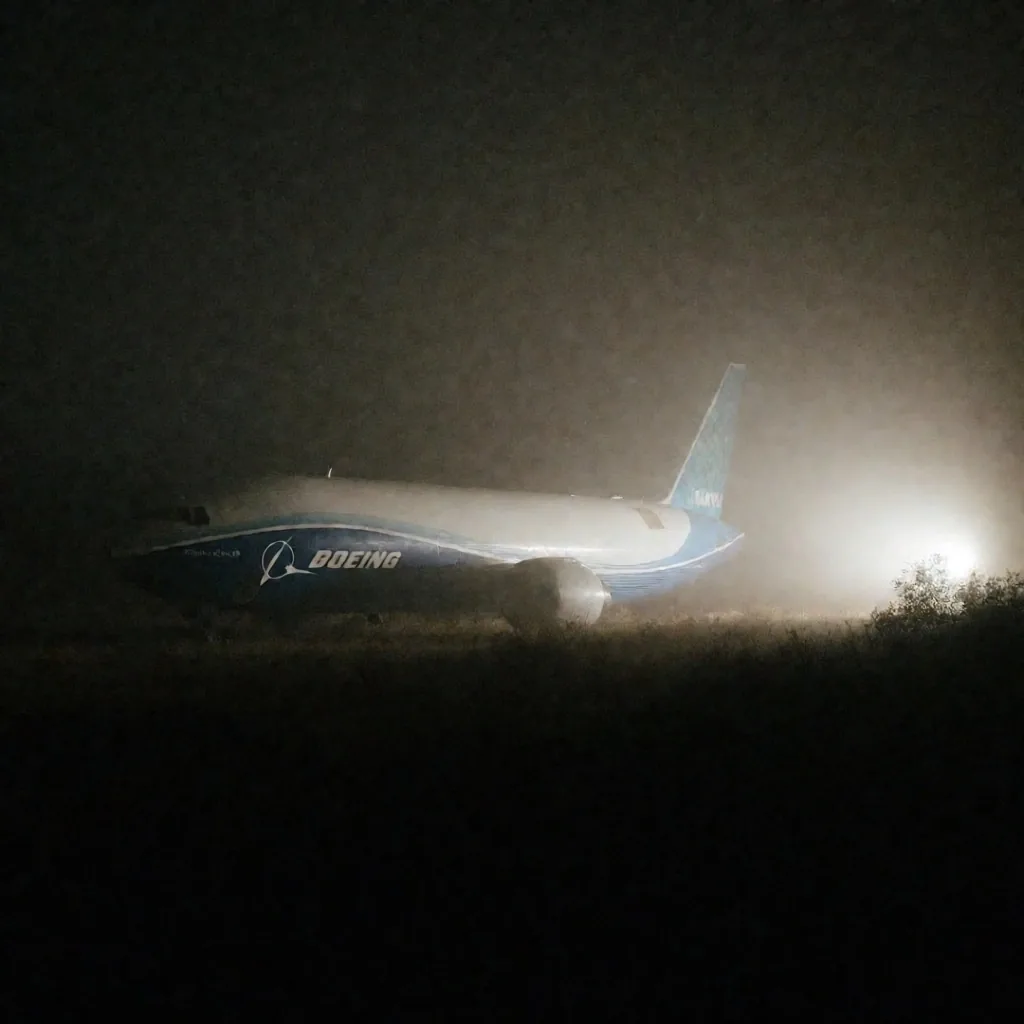 Avión de carga en pista con vehículos de emergencia